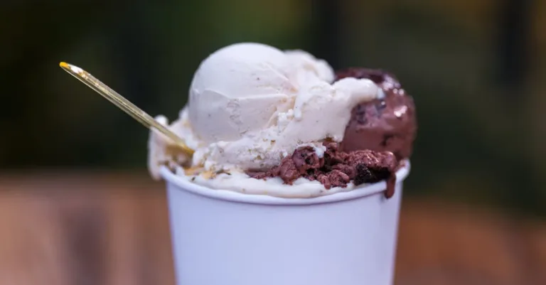 découvrez notre glace artisanale, faite à la main avec des ingrédients naturels pour un goût authentique et délicieux.