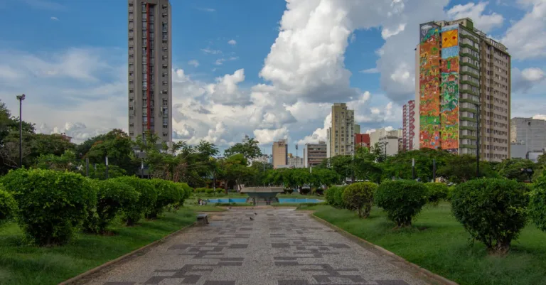 découvrez la coupe cowboy, un style coiffure audacieux et intemporel qui allie charme du far west et modernité. parfait pour un look masculin et affirmé.