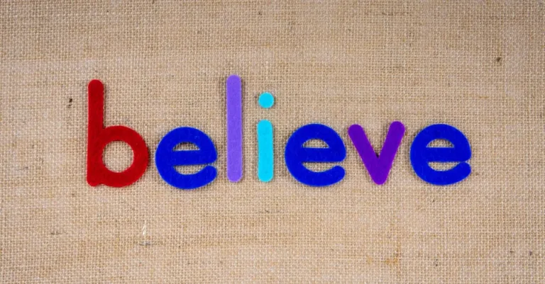 découvrez tout ce qu'il faut savoir sur le piercing daith : soins, risques, styles et tendances pour sublimer votre oreille avec ce piercing unique et tendance.