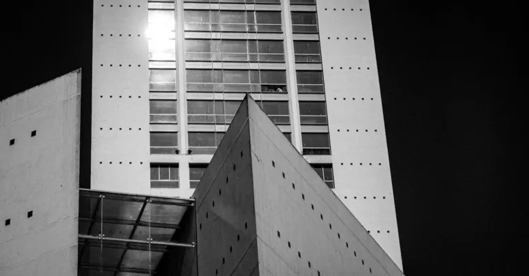 découvrez julian casablancas, chanteur emblématique du groupe the strokes, auteur-compositeur et icône du rock contemporain.