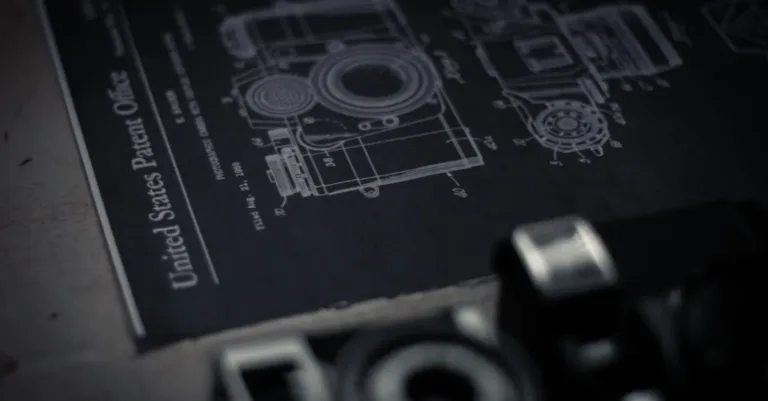 réparation de cuir verni : redonnez éclat et beauté à vos articles en cuir verni grâce à notre service expert de restauration rapide et de qualité.