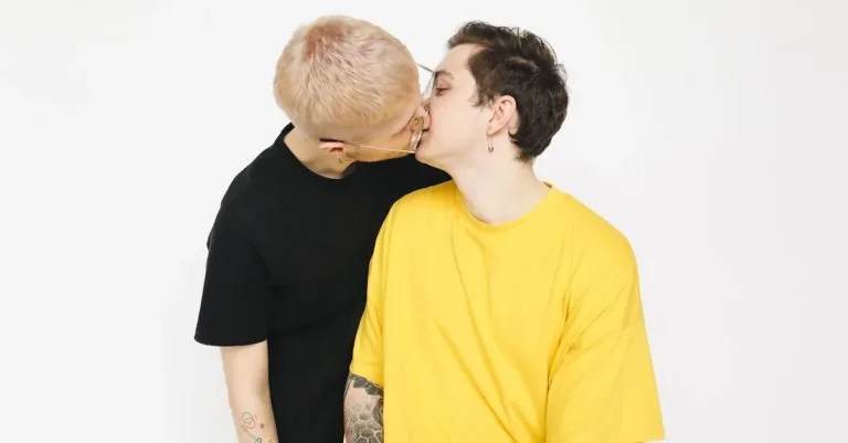 découvrez la signification et les origines du terme "rainbow kiss", une expression surprenante aux multiples interprétations.