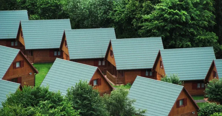 découvrez une coiffure mi-longue ondulée avec des couches pour un style naturel et élégant, facile à entretenir et parfait pour toutes les occasions.