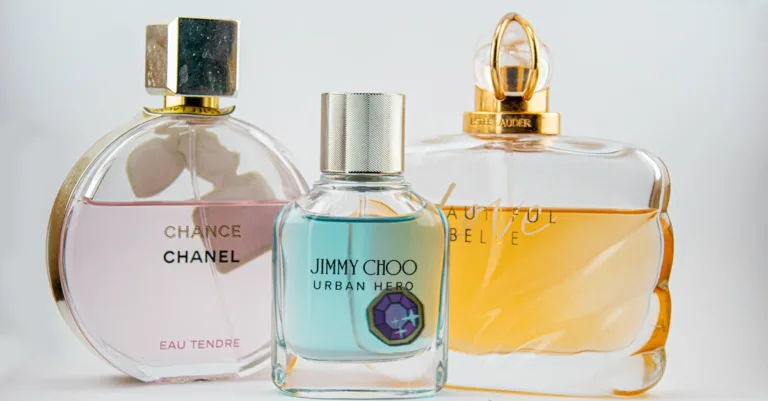 découvrez notre sélection de parfums dupes, des alternatives abordables aux fragrances de luxe, offrant des senteurs similaires pour un prix réduit.
