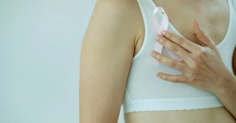 soutien-gorge de maintien conçu spécialement pour les poitrines généreuses et tombantes, offrant confort et maintien optimal.