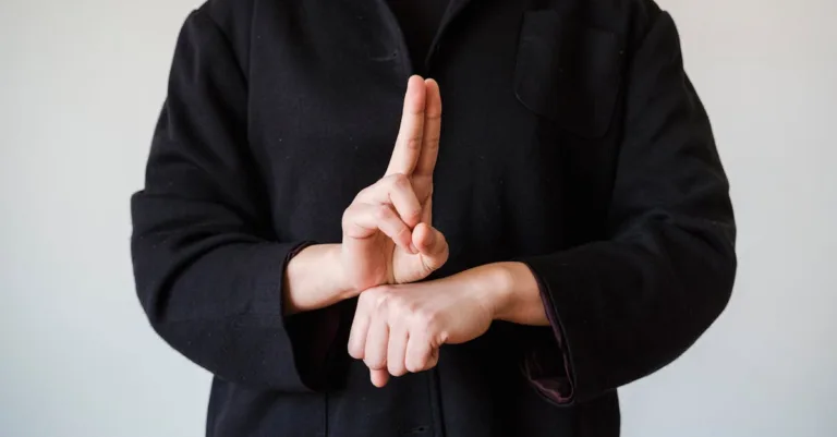 découvrez la signification du piercing tragus, une tendance populaire qui allie style et symbolisme unique.