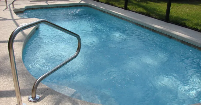 découvrez les conséquences d'un ph trop bas dans votre piscine et comment maintenir un équilibre optimal pour une eau claire et saine.