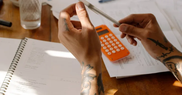 calculez facilement le coût de votre tatouage grâce à notre outil en ligne précis et rapide. estimez votre budget tatouage dès maintenant !