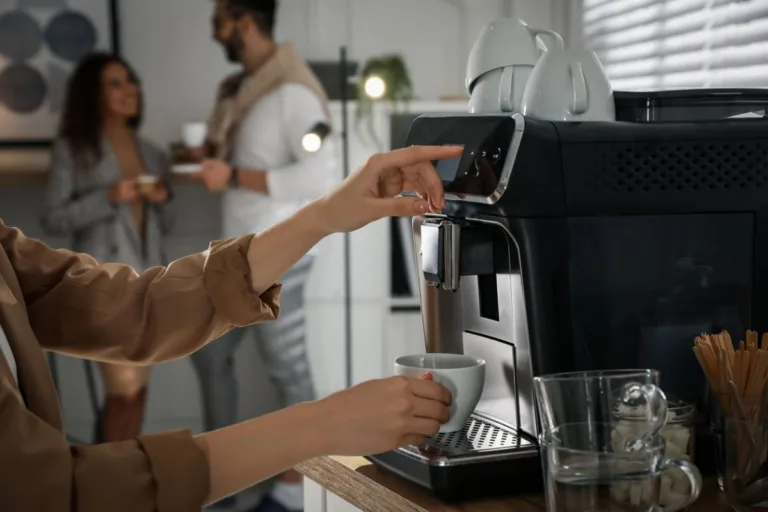 Machine à café à grains : le café fraîchement moulu sans barista