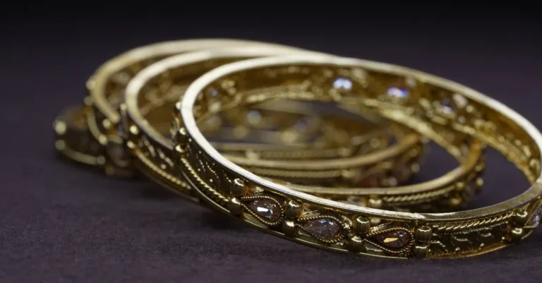 découvrez les risques potentiels liés au port de bracelets en cuivre, incluant réactions allergiques, taches sur la peau et autres effets secondaires possibles.