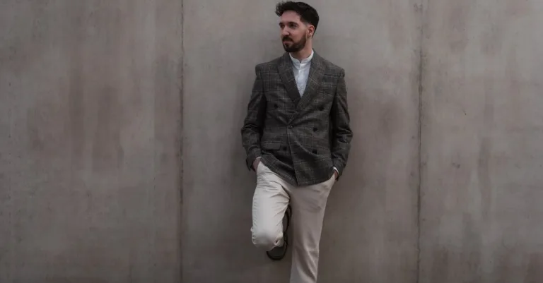 découvrez notre collection d'habits pour hommes inspirés de la guinguette : un style décontracté et vintage parfait pour vos sorties estivales et fêtes en plein air.