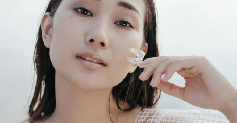 soin réparateur pour peau déshydratée : hydrate intensément et restaure la barrière cutanée pour une peau douce et éclatante.
