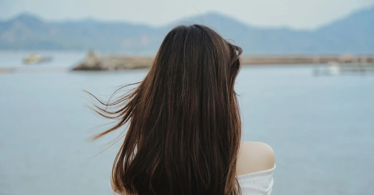 conseils et astuces pour redonner du volume aux cheveux plats et obtenir une coiffure naturelle et volumineuse.