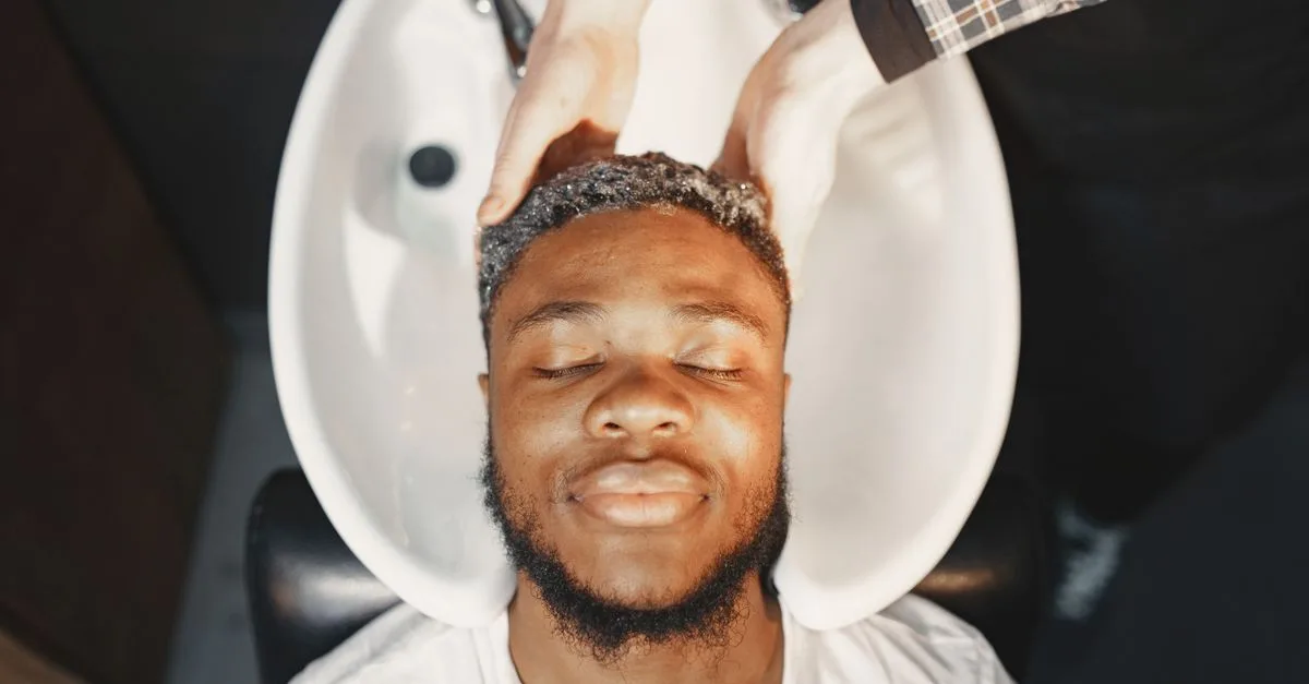 découvrez à quelle fréquence il est conseillé de laver vos cheveux pour préserver leur santé et leur beauté au quotidien.