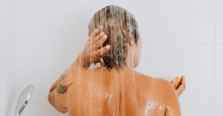quelle est la fréquence idéale pour se laver les cheveux ? découvrez nos conseils pour maintenir des cheveux propres et en bonne santé sans les agresser.