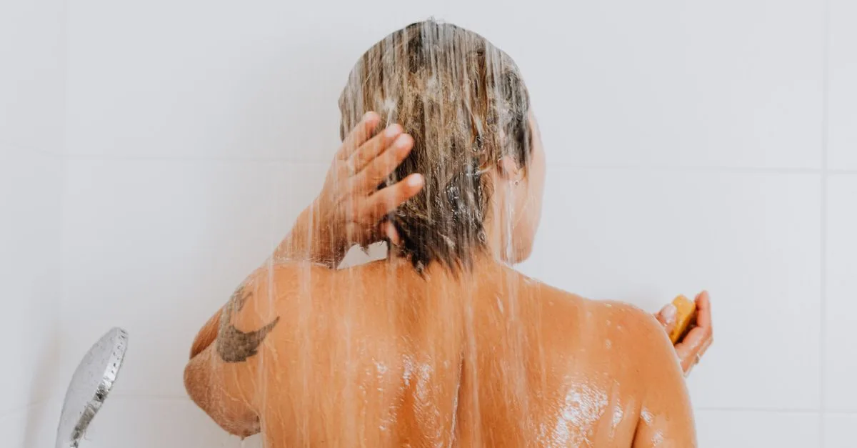 quelle est la fréquence idéale pour se laver les cheveux ? découvrez nos conseils pour maintenir des cheveux propres et en bonne santé sans les agresser.