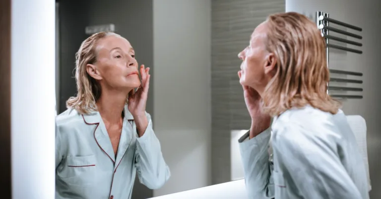 découvrez nos conseils pour révéler un éclat naturel et radieux après 40 ans grâce à des soins adaptés et un mode de vie sain.