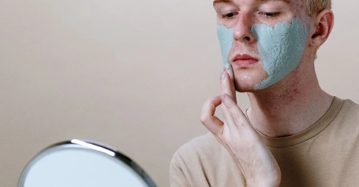 découvrez des astuces efficaces pour prévenir l'acné après le maquillage et garder une peau saine et éclatante toute la journée.