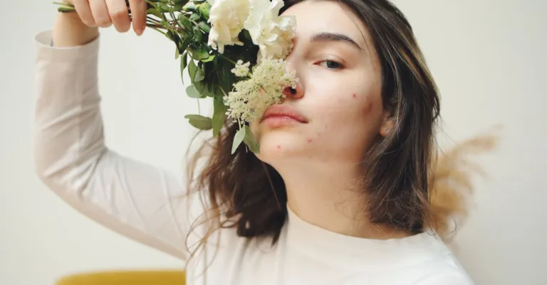 découvrez nos conseils efficaces pour prévenir l'acné après le maquillage et garder une peau saine et éclatante toute la journée.