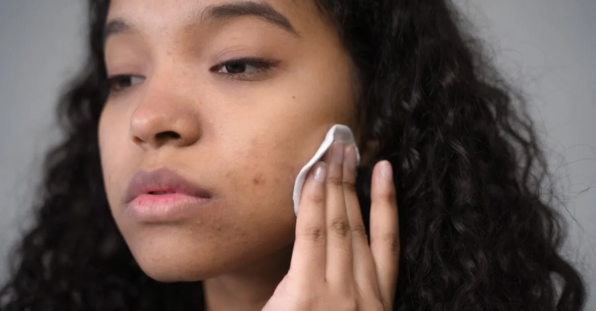 découvrez les différences entre l'irritation cutanée et le purging pour mieux comprendre les réactions de votre peau et adapter vos soins en conséquence.