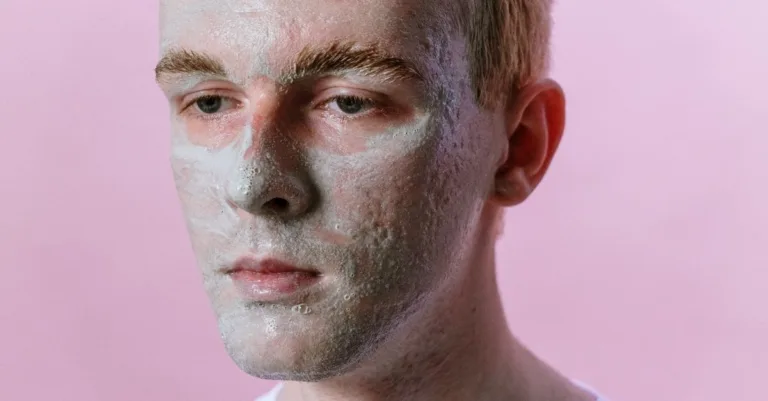 découvrez la différence entre l'irritation de la peau et la purging : comment les identifier, leurs causes et comment traiter chaque condition pour une peau saine.