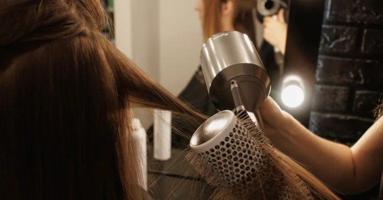 découvrez le style blowout taper, une coupe tendance qui allie volume sur le dessus et dégradé progressif sur les côtés pour un look moderne et dynamique.