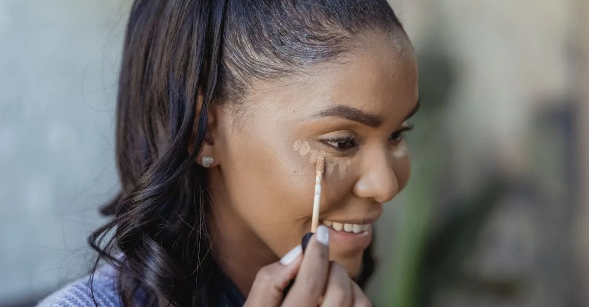 découvrez notre correcteur de teint pour camoufler les imperfections et illuminer votre visage. adoptez un maquillage naturel et un teint parfait toute la journée.