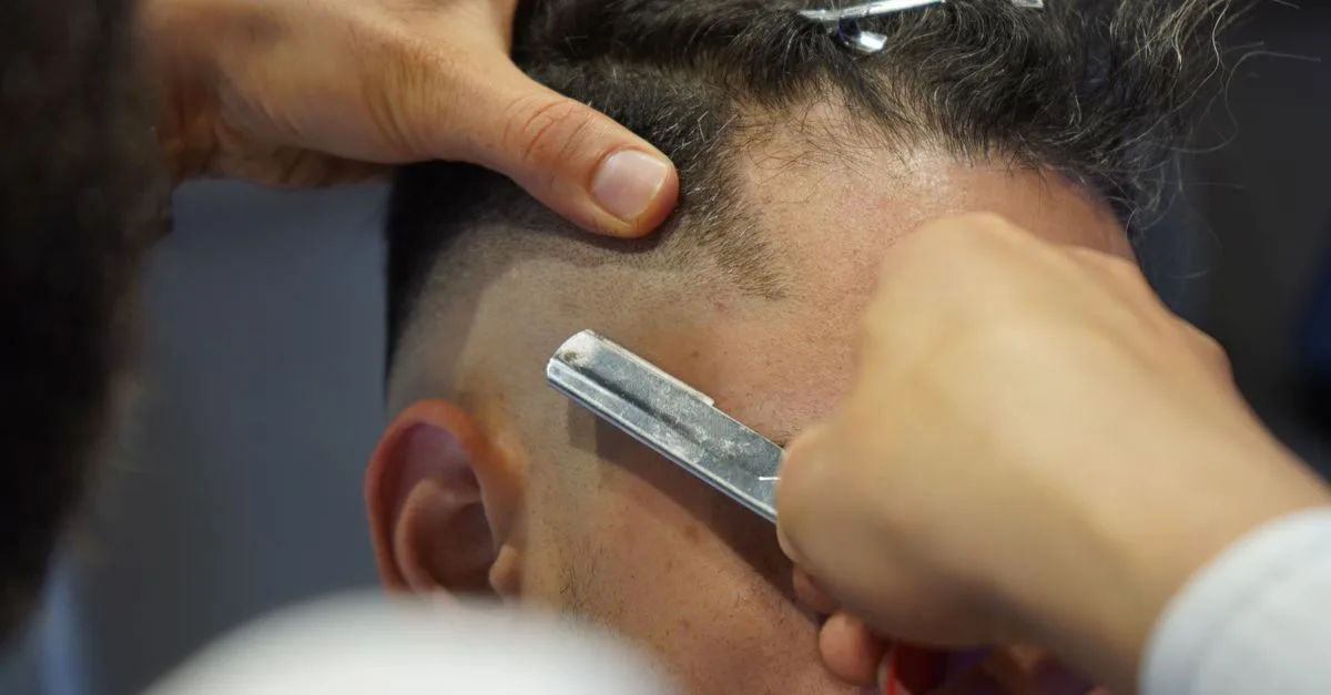 découvrez la coupe de cheveux fade, un style moderne et dégradé qui met en valeur la transition élégante entre les longueurs. idéal pour un look net et tendance.