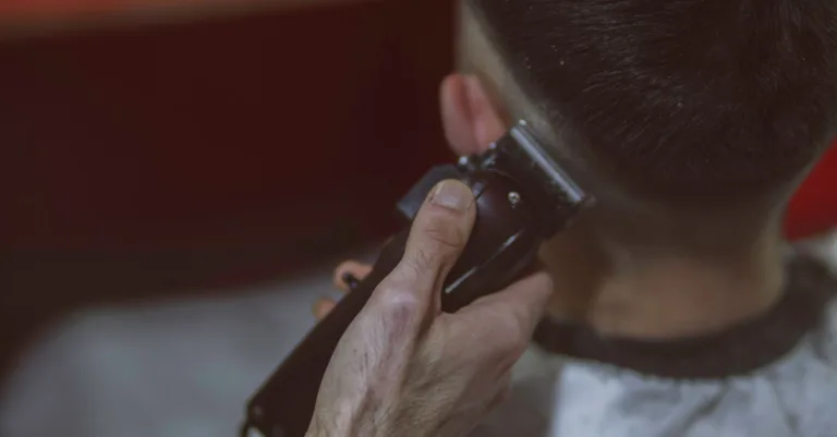 découvrez le style de coupe fade, une coiffure moderne et élégante qui dégrade progressivement les cheveux pour un look net et raffiné.