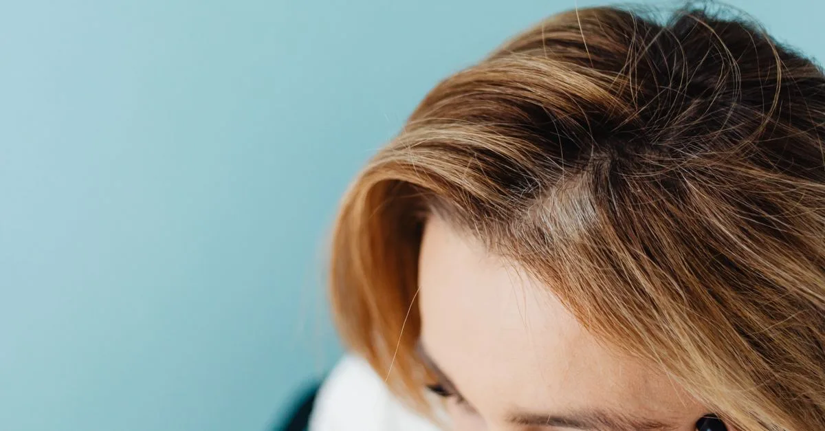 découvrez les causes de la casse des cheveux et des conseils efficaces pour renforcer vos cheveux et prévenir leur fragilité.