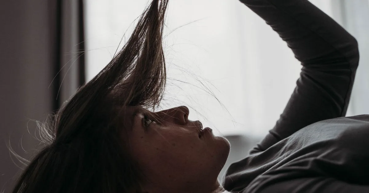 découvrez les causes de la casse des cheveux et apprenez des astuces efficaces pour renforcer vos cheveux et prévenir leur fragilité.
