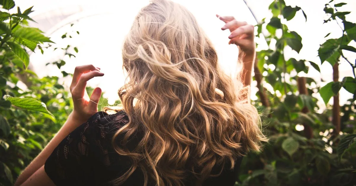découvrez nos conseils et astuces pour obtenir de magnifiques boucles de cheveux naturelles et éclatantes de santé.