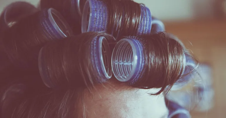 découvrez nos conseils et astuces pour sublimer vos cheveux bouclés, des soins adaptés aux coiffures tendances pour des boucles parfaites au quotidien.