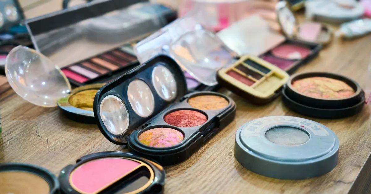 découvrez nos astuces et produits efficaces pour prévenir la dégradation de votre maquillage tout au long de la journée et garder un teint parfait.