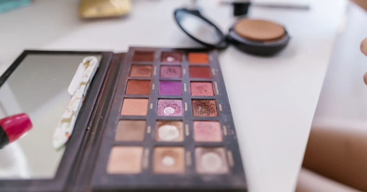découvrez nos astuces efficaces pour prévenir la tenue du maquillage et éviter qu'il ne coule tout au long de la journée.