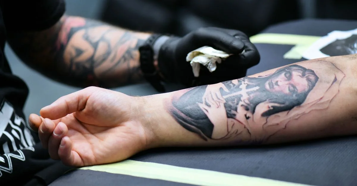 découvrez des idées de tatouages de deuil symboliques pour honorer la mémoire de vos proches avec élégance et émotion.