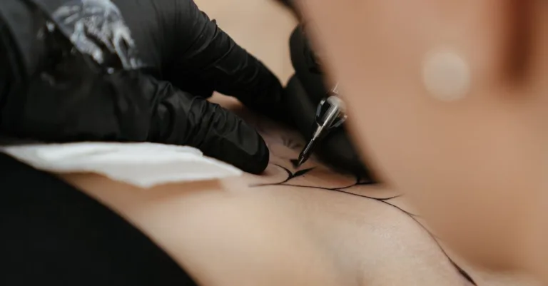 découvrez des idées de tatouages de deuil symboliques et empreints d'émotion pour honorer la mémoire de vos proches disparus.