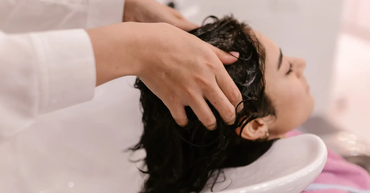 découvrez nos shampoings naturels spécialement formulés pour démêler et adoucir les cheveux collants, offrant une douceur et une fraîcheur durables.