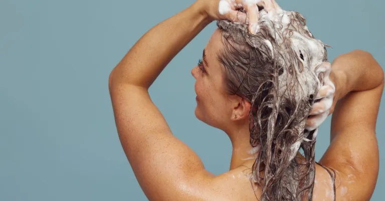 découvrez nos shampoings naturels spécialement formulés pour les cheveux qui deviennent rapidement gras. offrez à vos cheveux un soin doux et efficace pour un cuir chevelu équilibré et une chevelure fraîche toute la journée.