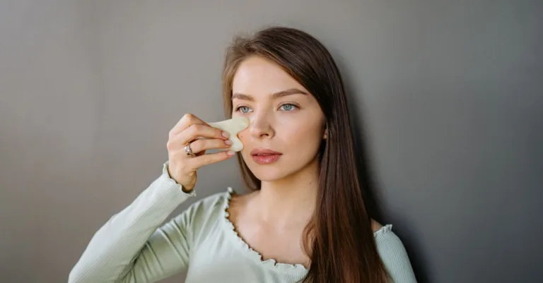 découvrez des méthodes naturelles efficaces pour réduire le visage gonflé et retrouver un teint frais et éclatant sans produits chimiques.