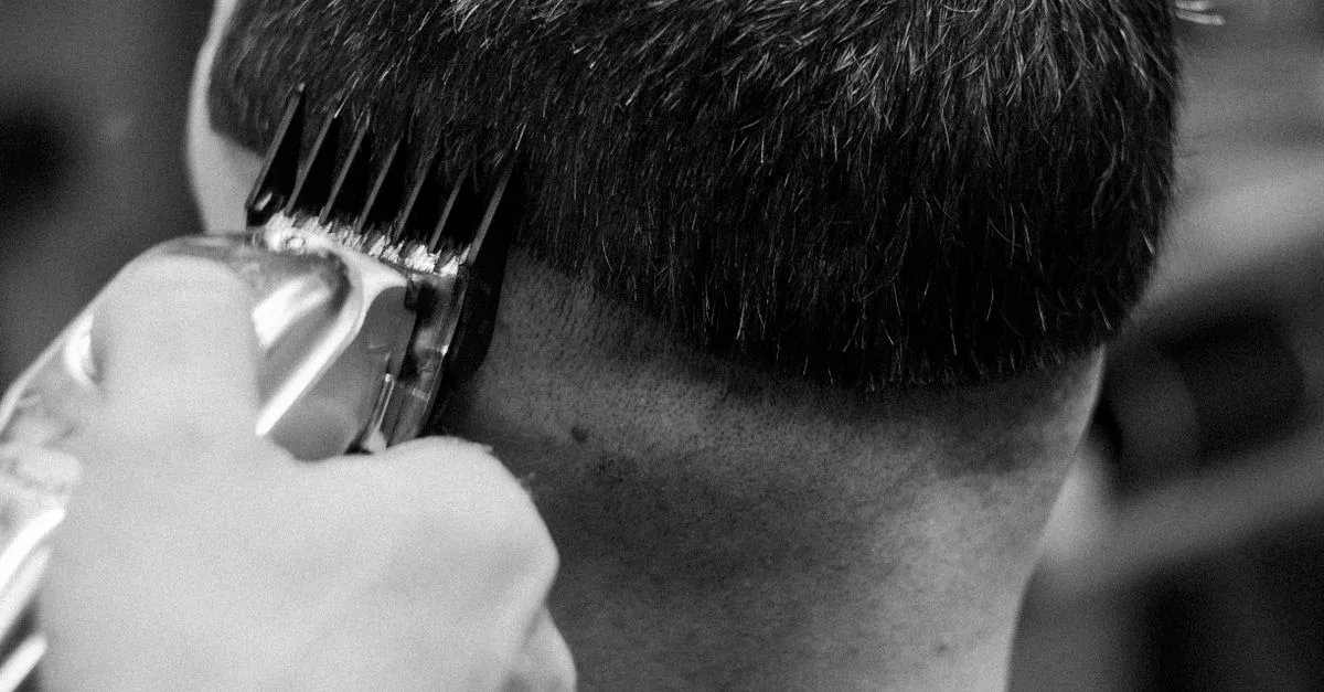 découvrez la coupe burst fade, un style moderne et dynamique qui combine un dégradé progressif avec une finition éclatante pour un look unique et tendance.