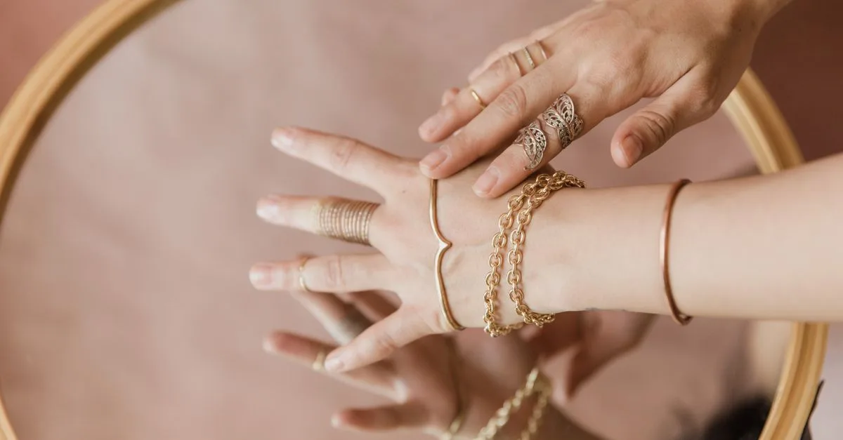 découvrez les précautions et conseils pour porter un bracelet en cuivre en toute sécurité, afin de profiter de ses bienfaits sans risque.