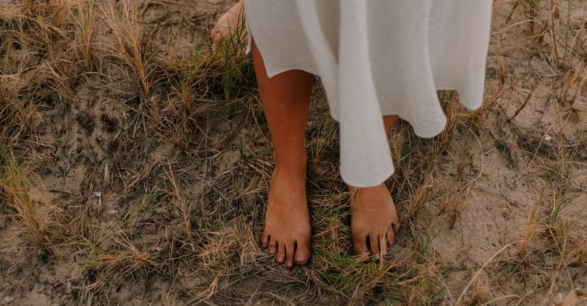 découvrez des remèdes efficaces pour traiter les pieds secs et retrouver une peau douce et hydratée rapidement.