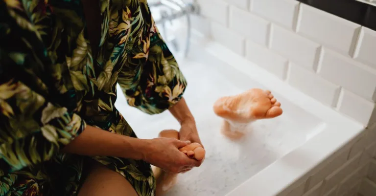 découvrez les bienfaits du bain de pieds pour la détente, la circulation sanguine et le soulagement du stress au quotidien.