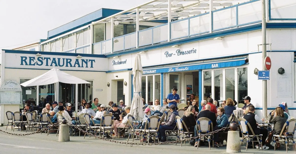 découvrez notre sélection d'idées de tenues guinguette alliant charme vintage et élégance décontractée pour vos sorties estivales.