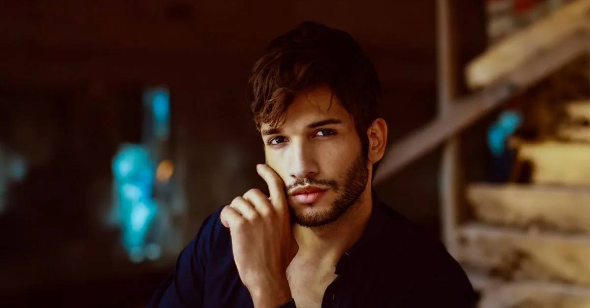 découvrez les critères de beauté masculine, explorant les traits et caractéristiques qui définissent l'esthétique masculine idéale.