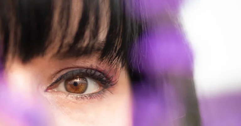 découvrez des yeux naturellement violets, une couleur rare et captivante qui sublime votre regard avec élégance et mystère.