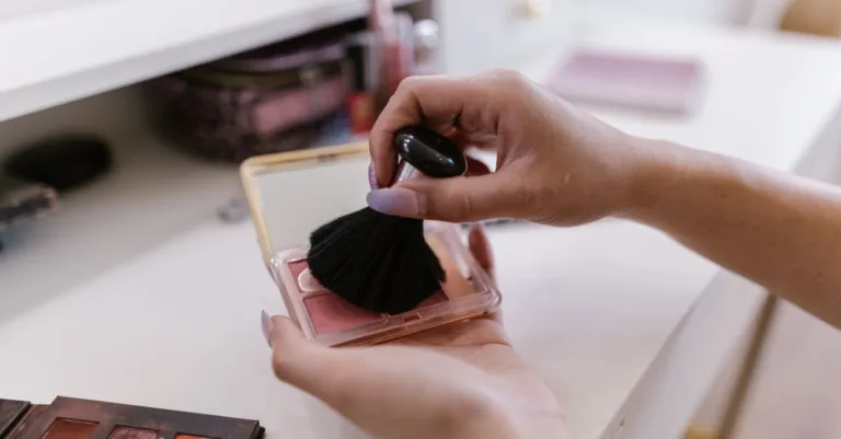 découvrez la teinte rare du blush rare beauty pour un éclat naturel et lumineux qui sublime votre teint au quotidien.