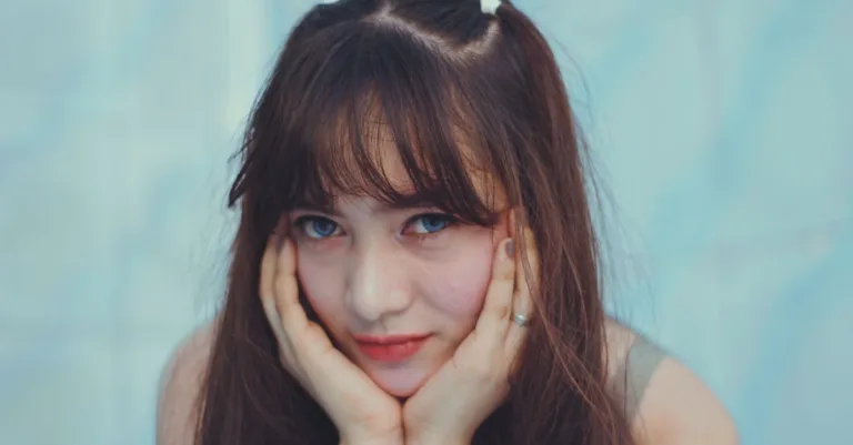 découvrez tout sur les franges : styles, conseils de coiffure et astuces pour sublimer votre look avec des bangs tendance et adaptés à votre visage.