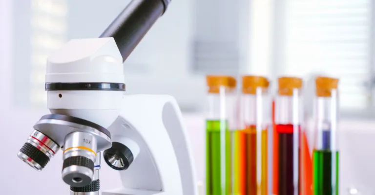 découvrez la colorimétrie, l'étude scientifique des couleurs et de leur perception, et apprenez comment elle influence la conception visuelle, l'éclairage et les technologies d'affichage.